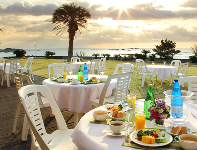 テラス席の朝食