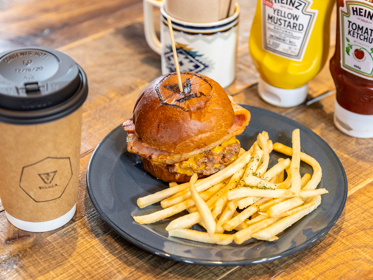 ボリューム満点のスモークチーズバーガー（税込1200円＋200円でポテト付き）