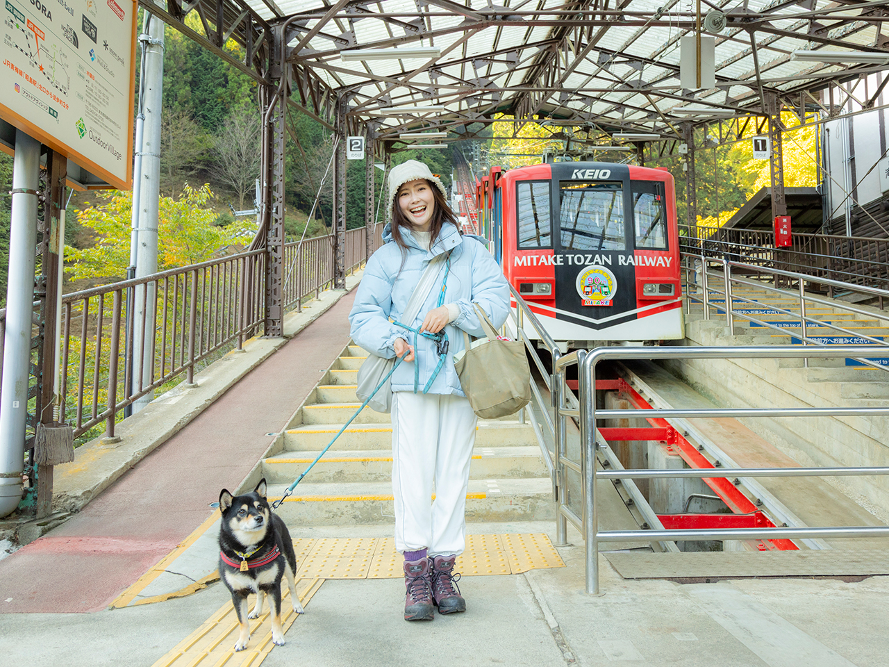 ケーブルカーで一気に御岳山駅までGO！赤い車体がかわいい