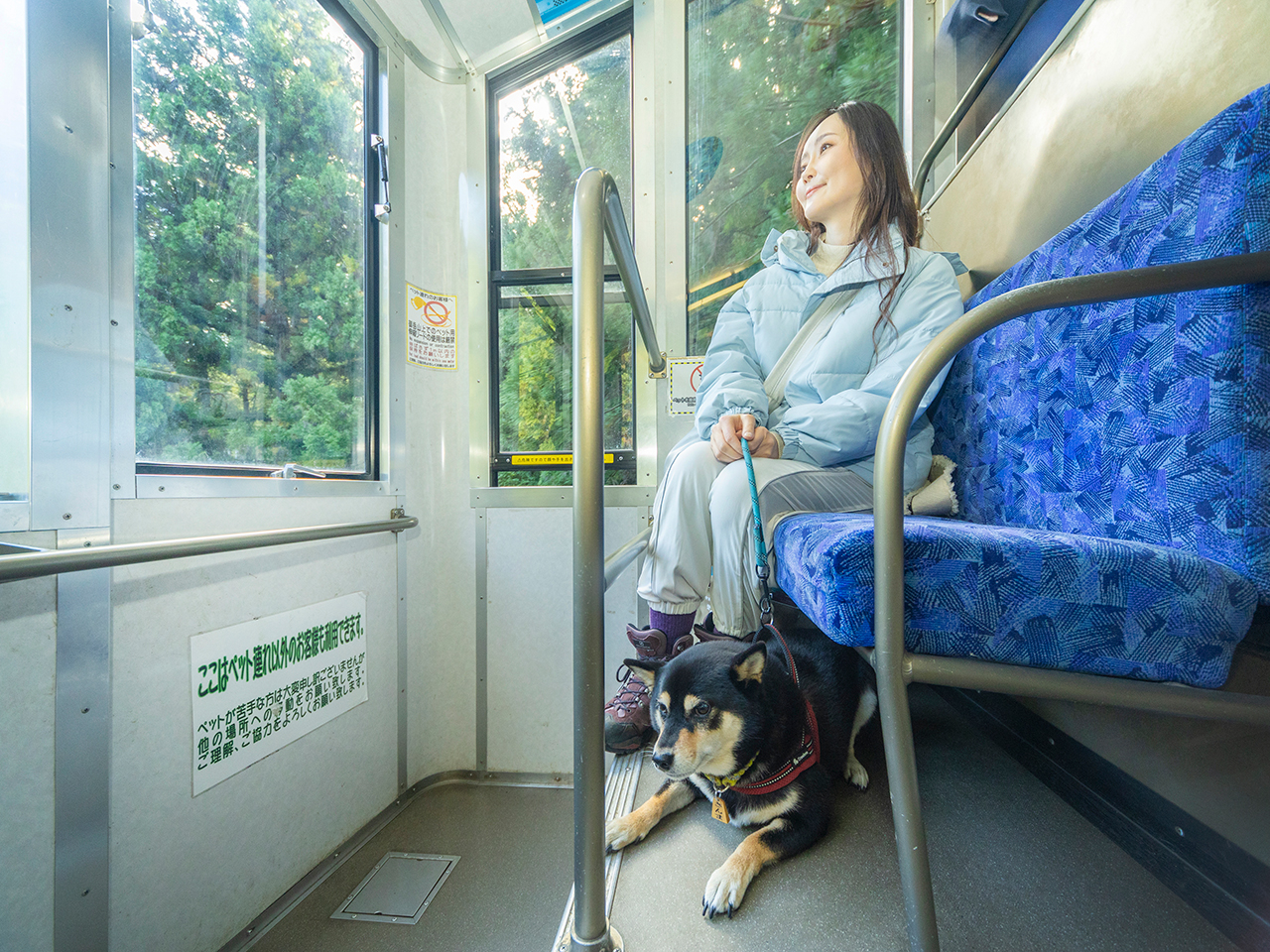 各車両に設けられた「ペットスペース」の座席。リードは短めに持って、周囲のお客さんに配慮しましょう