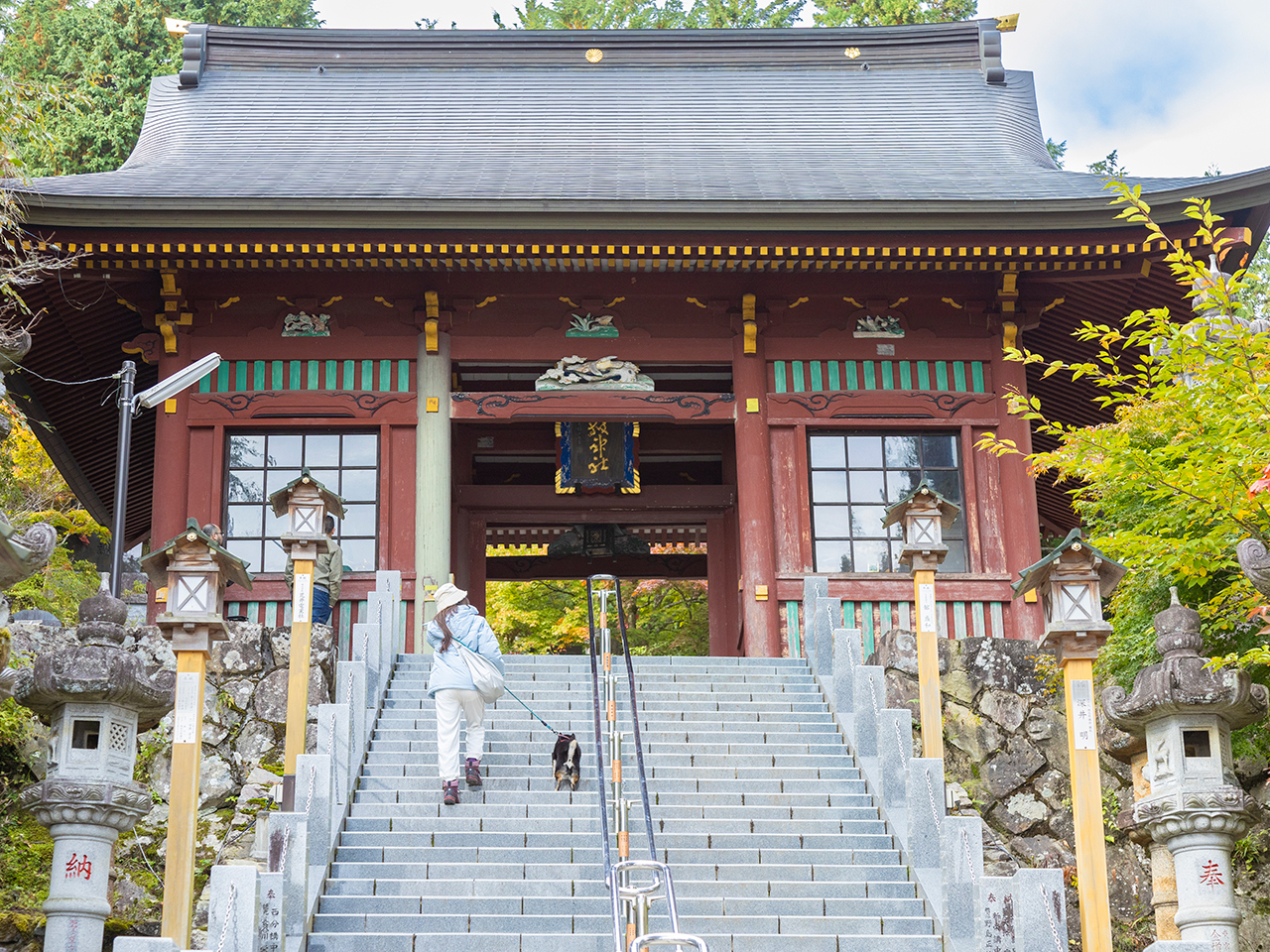 神社の入り口で神域を守る随身門（ずいしんもん）