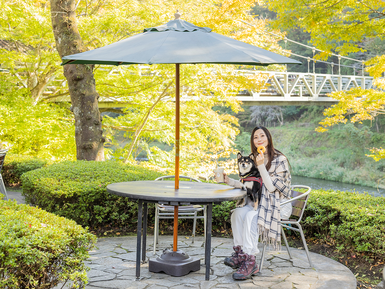 川のせせらぎが心地よいテラス席で至福のティータイムを