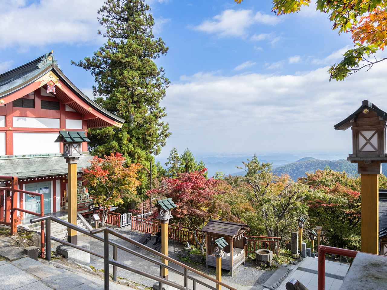幣殿・拝殿前からの眺め。この日は紅葉が見事でした