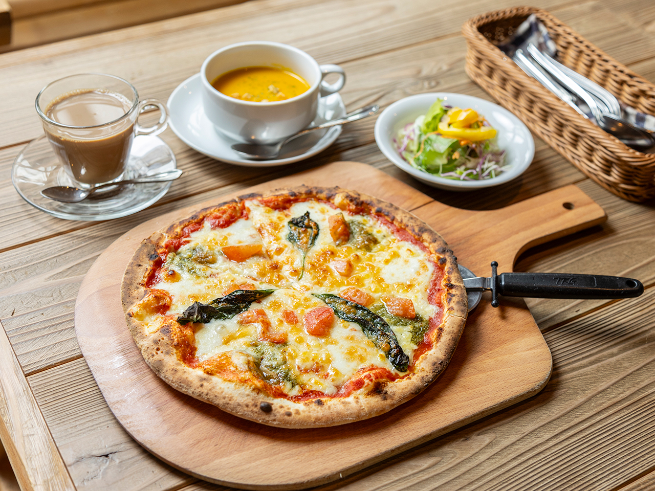 焼き立ての石窯ピザ（税込1,360円）にミニサラダ・スープ・ドリンクのセット（税込680円）をプラス