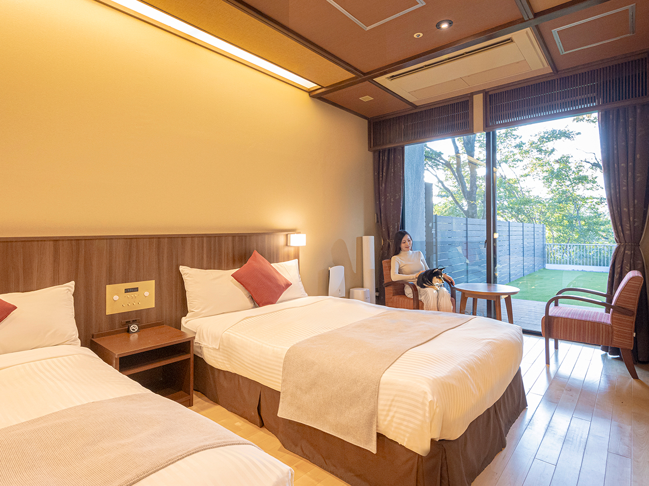 広くて快適な室内。サッシの向こうにはプライベートドッグランが広がる