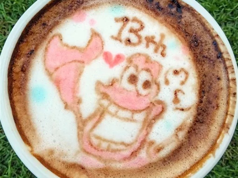 BARFIOREのラテアートが施されたカプチーノ