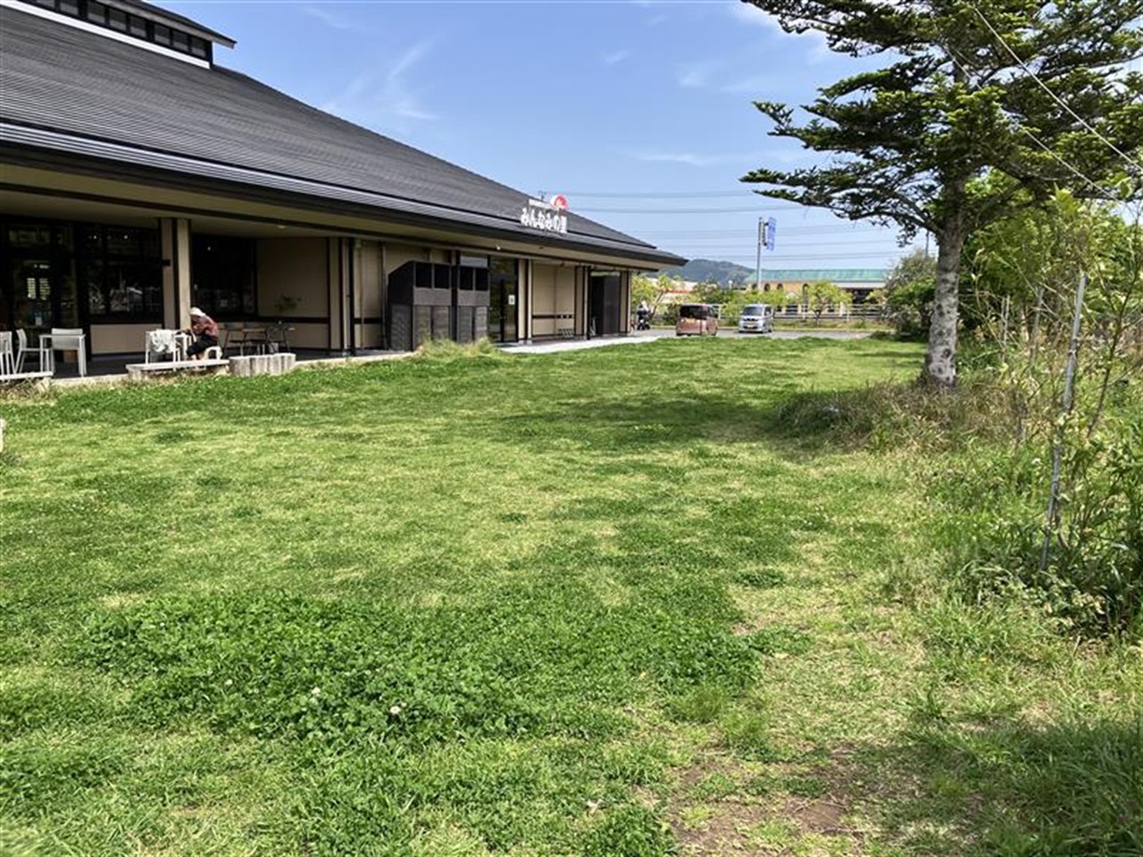 Café&Meal MUJIみんなみの里のテラスと芝生