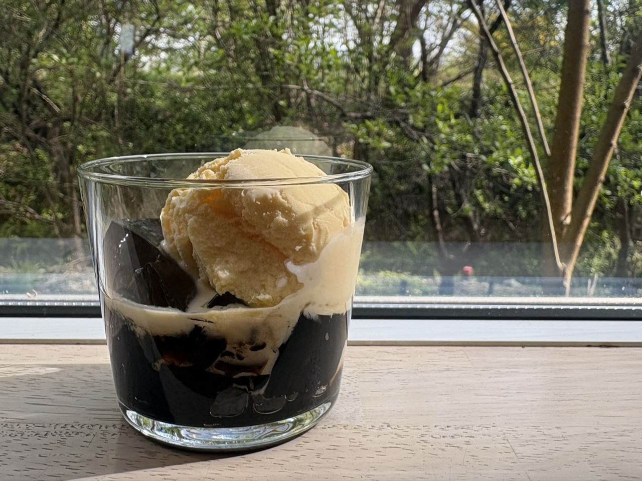 緑を眺めながら味わうArarat Cafeのデザート