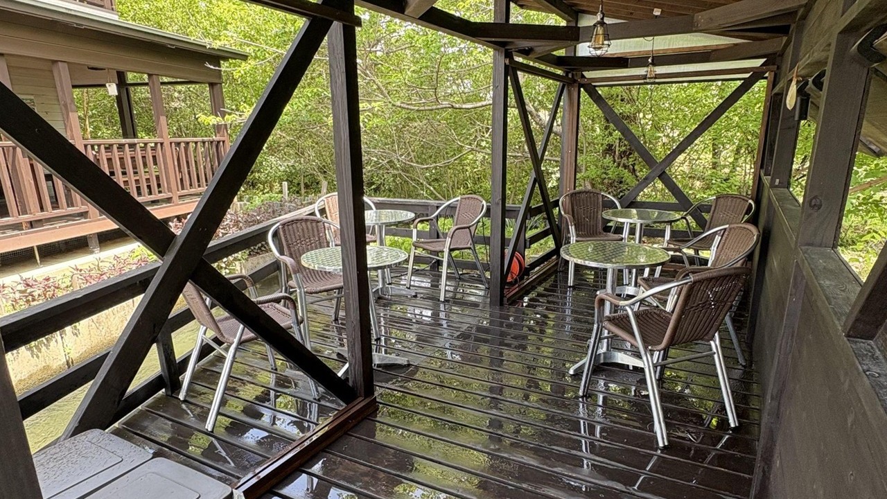 緑に囲まれたArarat Cafeのテラス席