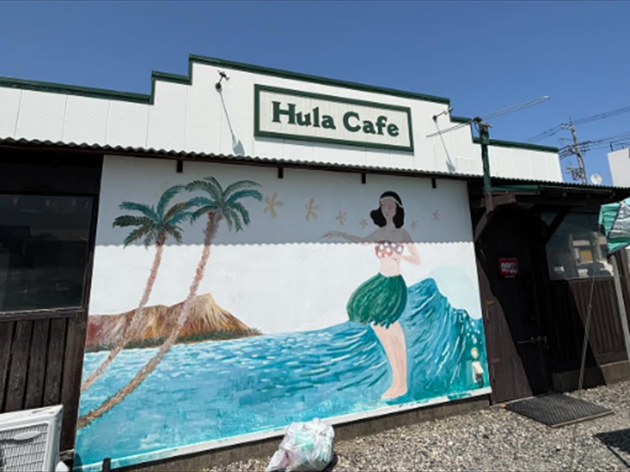 フラガールの壁画が目印のHula Cafe外観