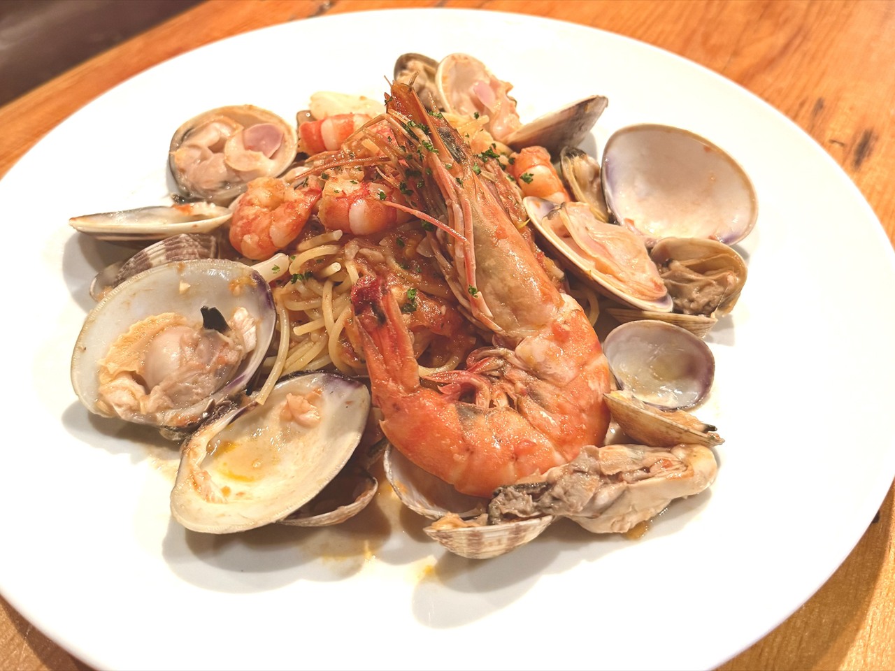 貝類と海老を使ったSEA SONGの魚介料理