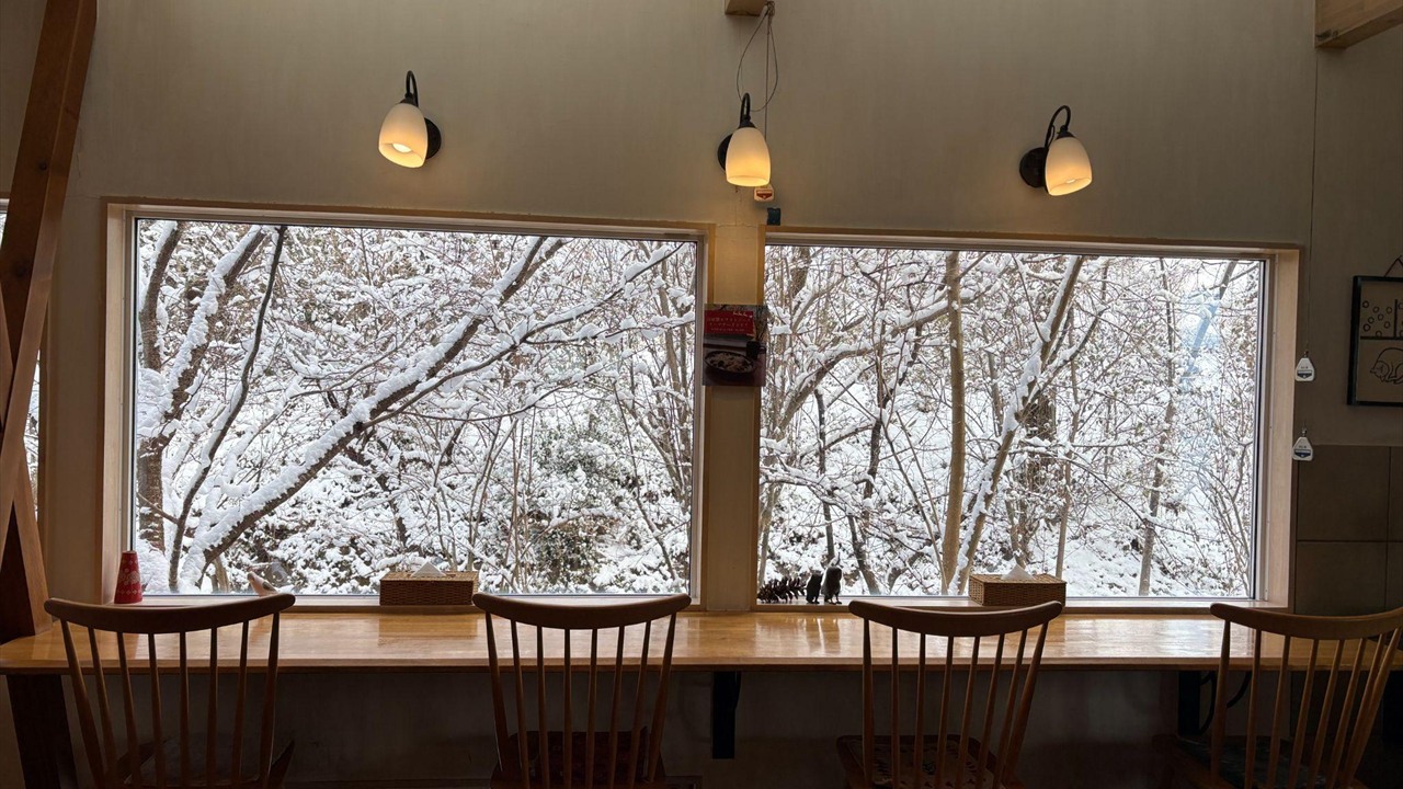 雪景色を望むArarat Cafeの店内