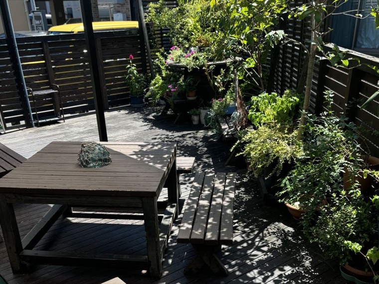 緑に囲まれたあめいろCAFEのテラス席
