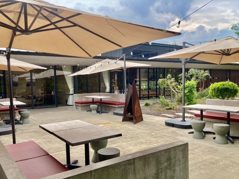 開放的なThe TERRACEの屋外テラス席