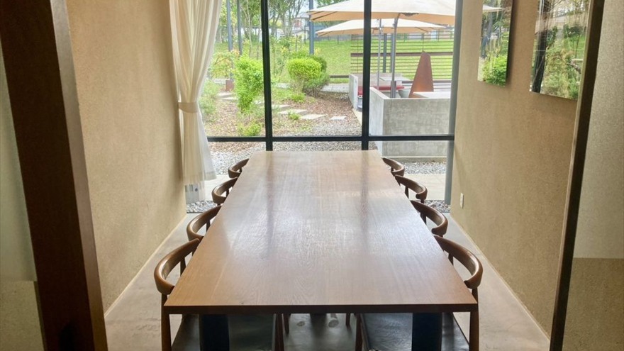 庭を望むThe TERRACEの個室