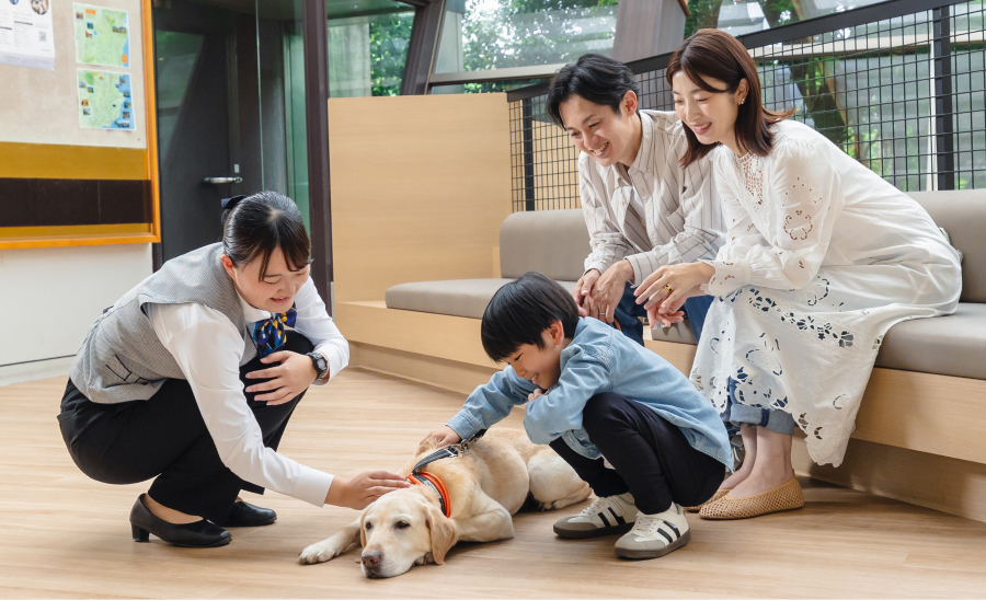 愛犬を囲んで楽しいひとときを過ごすご家族とスタッフ