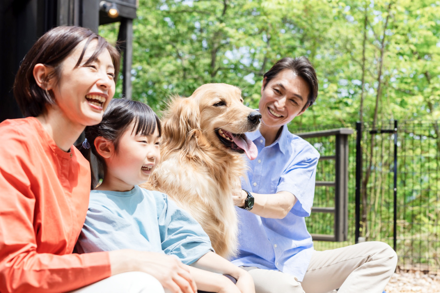 愛犬を囲み、家族そろって笑顔で過ごす旅のひととき